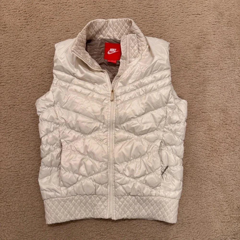 Nike Ivory Quilted Puffer Vest Womens Luxe Minimal Clean Girl‎ Athleisure Sz M
